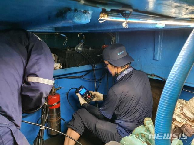 [서울=뉴시스]해양환경공단이 소형선박에 대해 무상안전점검을 실시하는 모습.
