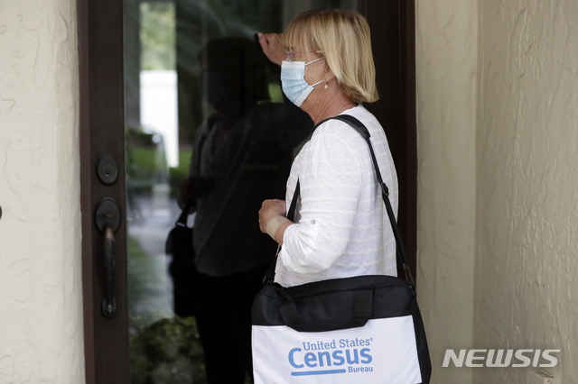 [AP/뉴시스] 8월11일 플로리다주에서 센서스 조사원이 아직 센서스 레터를 회송하지 않는 집을 찾아 노크하고 있다. 코로나 19로 직접 면담과 함께 온라인 조사도 병행한다 