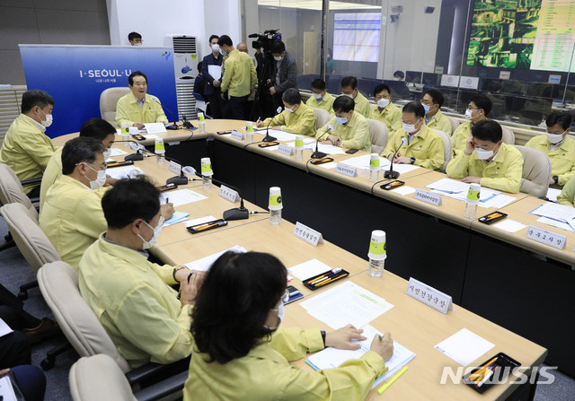 [서울=뉴시스] 박민석 기자 = 정세균 국무총리가 17일 오전 서울 중구 서울특별시청에서 열린 신종 코로나바이러스 감염증(코로나19) 대응 중앙재난안전대책본부 회의에서 모두발언을 하고 있다. 2020.08.17.&nbsp; mspark@newsis.com