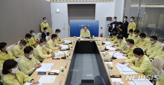 [서울=뉴시스] 박민석 기자 = 정세균 국무총리가 17일 오전 서울 중구 서울특별시청에서 열린 신종 코로나바이러스 감염증(코로나19) 대응 중앙재난안전대책본부 회의에서 모두발언을 하고 있다. 2020.08.17.&nbsp; photo@newsis.com