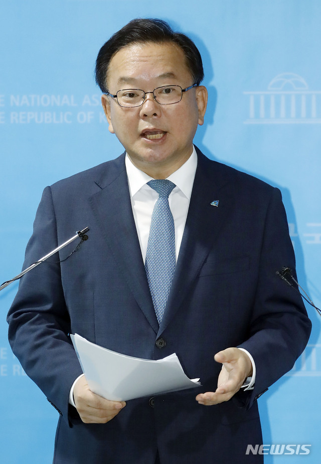 [서울=뉴시스] 최동준 기자 = 김부겸 더불어민주당 당 대표 후보가 17일 서울 여의도 국회 소통관에서 당 혁신안 발표 기자회견을 마치고 기자들 질문에 답변하고 있다. 2020.08.17. photocdj@newsis.com