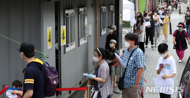 [서울=뉴시스] 이영환 기자 = 서울과 경기지역 신종 코로나바이러스 감염증(코로나19) 확진자가 증가하고 있는 17일 오전 서울 성북구보건소에서 시민들이 코로나19 검사를 받기 위해 줄지어 서 있다. 2020.08.17.&nbsp; 20hwan@newsis.com