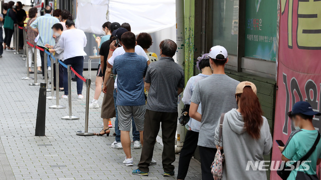 [서울=뉴시스] 이영환 기자 = 서울과 경기지역 신종 코로나바이러스 감염증(코로나19) 확진자가 증가하고 있는 17일 오전 서울 성북구보건소에서 시민들이 코로나19 검사를 받기 위해 줄지어 서 있다. 2020.08.17. 20hwan@newsis.com