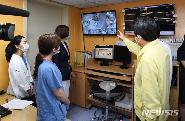 [서울=뉴시스]홍효식 기자 = 정세균 국무총리가 임시공휴일인 17일 오전 서울 중구 국립중앙의료원 신종 코로나 바이러스 감염증(코로나19) 환자들이 치료받고 있는 격리병동 간호사실을 찾아 CCTV화면으로 환자들을 바라보고 있다. 2020.08.17. photo@newsis.com
