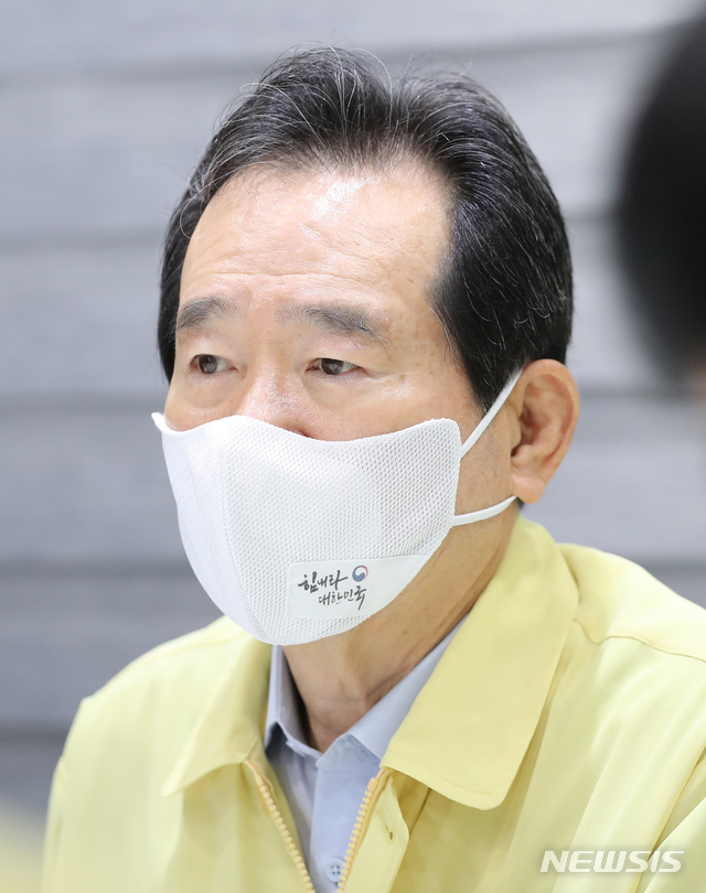 [서울=뉴시스]홍효식 기자 = 정세균 국무총리가 임시공휴일인 17일 오전 서울 중구 국립중앙의료원을 방문해 신종 코로나 바이러스 감염증(코로나19) 관련 상황을 보고받고 있다. 2020.08.17.&nbsp; photo@newsis.com