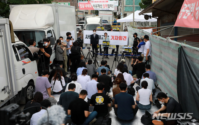 [서울=뉴시스] 이영환 기자 = 사랑제일교회 및 전광훈 목사 공동변호인 강연재 변호사가 17일 오전 서울 성북구 사랑제일교회 인근에서 '서울시의 고발 및 얼론 발표 내용 관련 기자회견'을 하고 있다. 2020.08.17.   20hwan@newsis.com