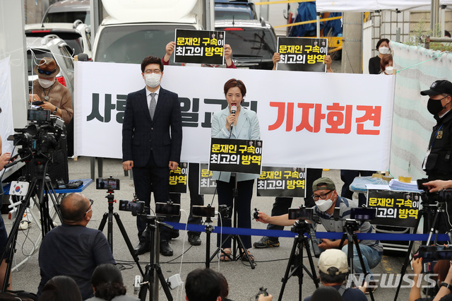 [서울=뉴시스] 이영환 기자 = 사랑제일교회 및 전광훈 목사 공동변호인 강연재 변호사가 17일 오전 서울 성북구 사랑제일교회 인근에서 '서울시의 고발 및 얼론 발표 내용 관련 기자회견'을 하고 있다. 2020.08.17.   20hwan@newsis.com