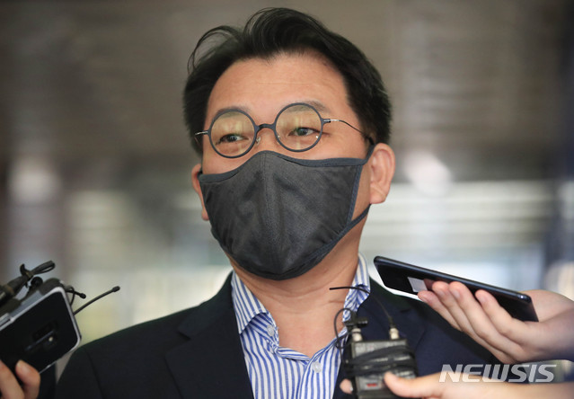 [서울=뉴시스] 박민석 기자 = 고(故) 박원순 전 서울시장의 성추행 방조 혐의로 고발된 전 비서실장 중 1명인 오성규 전 비서실장이 지난 8월17일 오후 서울 종로구 서울경찰청 여성청소년과에서 조사를 마친 뒤 입구에서 취재진과 질의응답을 하고 있다. 2020.08.17. mspark@newsis.com