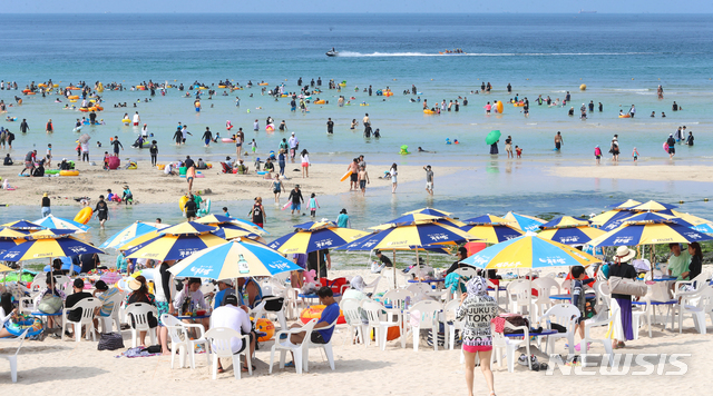 [제주=뉴시스]제주시 조천읍 함덕해수욕장을 찾은 관광객들이 물놀이를 하며 즐거운 시간을 보내고 있다. (사진=뉴시스DB)