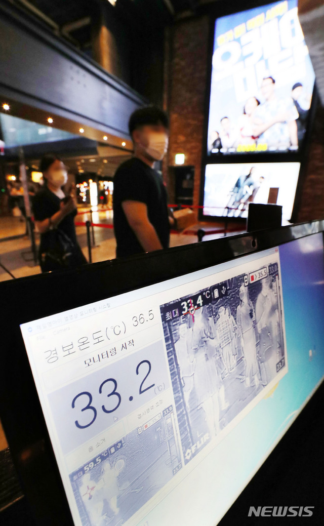 [서울=뉴시스]홍효식 기자 = 정부가 서울·경기 지역에 사회적 거리두기 단계를 2단계로 격상한 가운데 17일 서울 용산구 CGV용산아이파크몰에서 발열체크가 진행되고 있다. 2020.08.17. yesphoto@newsis.com
