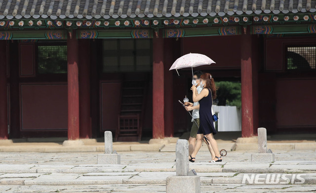 [서울=뉴시스] 박민석 기자 = 서울 전역에 폭염경보가 발효된 17일 오후 서울 종로구 경복궁에서 양산을 쓴 시민들이 걷고 있다. 2020.08.17. mspark@newsis.com