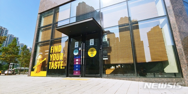 [파주=뉴시스] 이호진 기자 = 신종 코로나바이러스 감염증(코로나19) 집단감염 발생으로 문을 닫은 파주시 야당동 스타벅스 파주야당역점. 2020.08.18. asake@newsis.com 