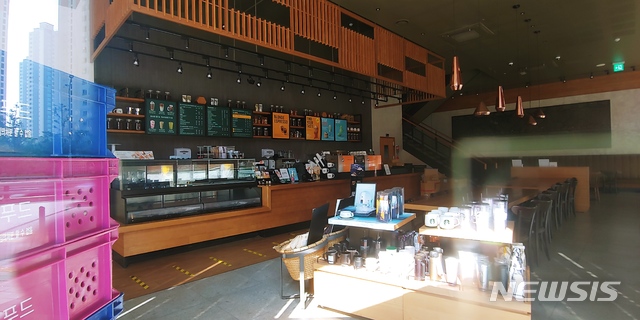 [파주=뉴시스] 이호진 기자 = 신종 코로나바이서 감염증(코로나19) 확진자 방문으로 임시휴업 중인 스타벅스 파주야당역점. 안쪽으로 27명의 확진자가 나온 2층으로 올라가는 계단이 보인다. 2020.08.18. asake@newsis.com 