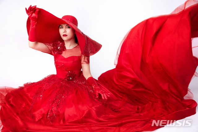 [서울=뉴시스] 가수 '캡사이신'으로 데뷔하는 방송인 신봉선. (사진 = 미디어랩 시소 제공) photo@newsis.com