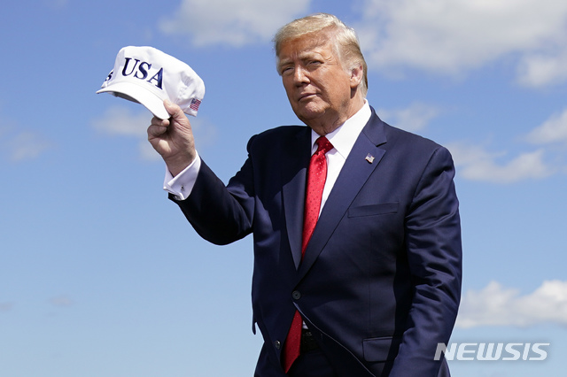 [멘케이토=AP/뉴시스] 도널드 트럼프 미국 행정부가 14일(현지 시간) 수입 목재, 가구 등에 대한 관세 부과 조치를 발효했다. 사진은 트럼프 대통령이 지난 8월 17일 미네소타주 멘케이토의 지역 공항에서 지지자들에게 연설하기 전 모자를 들고 인사하는 모습. 2025.10.14. 