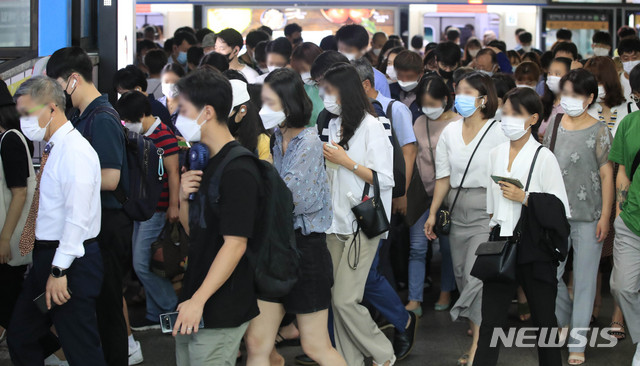 [서울=뉴시스] 박민석 기자 = 수도권발 신종 코로나바이러스 감염증(코로나19) 확산세가 지속되고 있는 18일 오전 마스크를 착용한 시민들이 서울지하철 신도림역에서 출근길 발걸음을 옮기고 있다. 2020.08.18. mspark@newsis.com