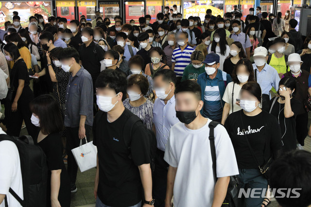 [서울=뉴시스] 박민석 기자 = 수도권발 신종 코로나바이러스 감염증(코로나19) 확산세가 지속되고 있는 18일 오전 마스크를 착용한 시민들이 서울지하철 신도림역에서 출근길 발걸음을 옮기고 있다. 2020.08.18. mspark@newsis.com