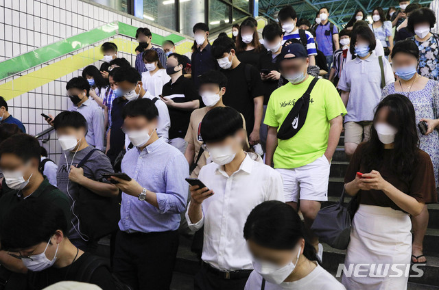 [서울=뉴시스] 박민석 기자 = 수도권발 신종 코로나바이러스 감염증(코로나19) 확산세가 지속되고 있는 18일 오전 마스크를 착용한 시민들이 서울지하철 신도림역에서 출근길 발걸음을 옮기고 있다. 2020.08.18. mspark@newsis.com