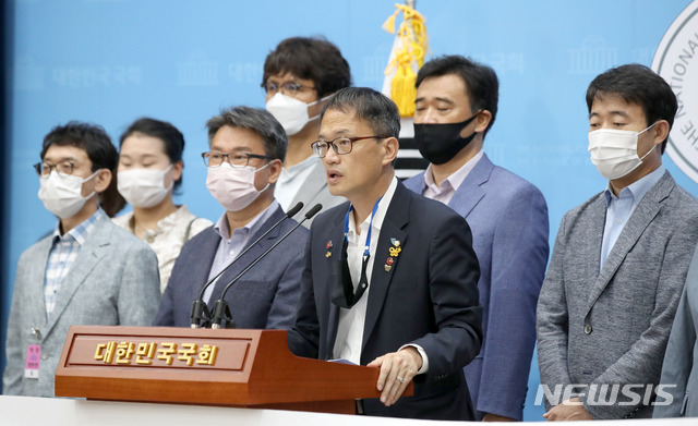 [서울=뉴시스]김선웅 기자 = 박주민 더불어민주당 국회의원이 지난해 8월18일 서울 여의도 국회 소통관에서 노동이사제 도입을 위한 공공기관 운영에 관한 법률개정안 발의 기자회견을 하고 있다. 2020.08.18. mangusta@newsis.com