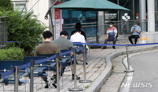 [서울=뉴시스]홍효식 기자 = 18일 서울 중랑구 서울의료원 선별진료소에서 시민들이 신종 코로나바이러스 감염증(코로나19) 검사를 받기 위해 대기하고 있다. 2020.08.18. yesphoto@newsis.com