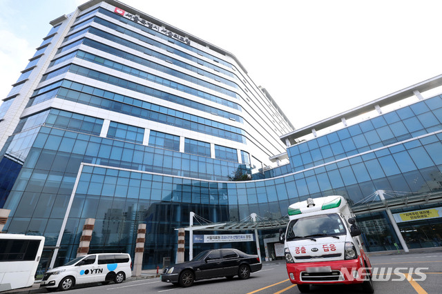 [서울=뉴시스]홍효식 기자 = 전광훈 사랑제일교회 목사가 신종 코로나바이러스 감염증(코로나19) 확진으로 서울의료원으로 이송돼 격리치료를 받고 있는 가운데 18일 서울 중랑구 서울의료원 모습이 보이고 있다. 2020.08.18.&nbsp; yesphoto@newsis.com