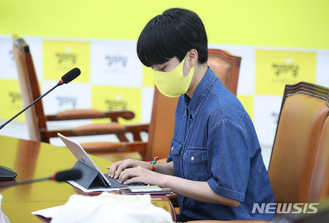 [서울=뉴시스] 김진아 기자 = 류호정 정의당 의원이 18일 서울 여의도 국회에서 열린 의원총회에 참석해 회의 준비를 하고 있다. 2020.08.18. bluesoda@newsis.com