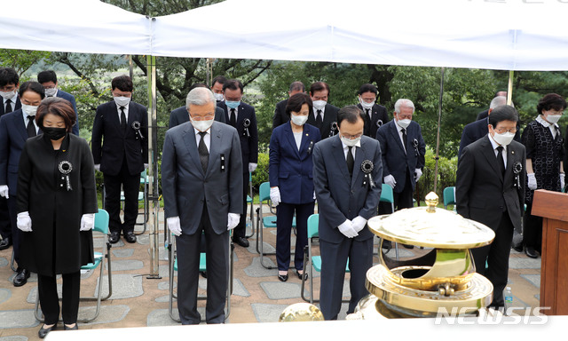 [서울=뉴시스] 국회사진기자단 = 박병석(앞줄 오른쪽부터) 국회의장, 이해찬 더불어민주당대표, 김종인 미래통합당 비상대책위원장, 심상정 정의당 대표 등 참석자들이 18일 서울 동작구 국립서울현충원 김대중 전 대통령 묘역에서 열린 김대중 전 대통령 서거 11주기 추도식에서 묵념을 하고 있다. 2020.08.18.&nbsp; photo@newsis.com