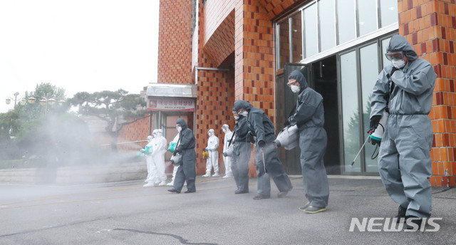 [서울=뉴시스] 장세영 기자 = 여의도순복음교회 코로나19 확진자 3명 발생한 다음날인 18일 오전 서울 여의도순복음교회 앞을 방역담당자들이 방역 소독하고 있다.  2020.08.18. photothink@newsis.com