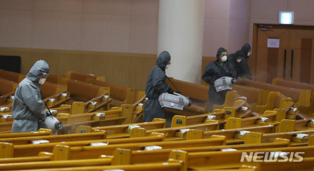 [서울=뉴시스] 장세영 기자 = 여의도순복음교회 코로나19 확진자 3명 발생한 다음날인 18일 오전 서울 여의도순복음교회 대성전을 방역담당자들이 방역 소독하고 있다.  2020.08.18. photothink@newsis.com