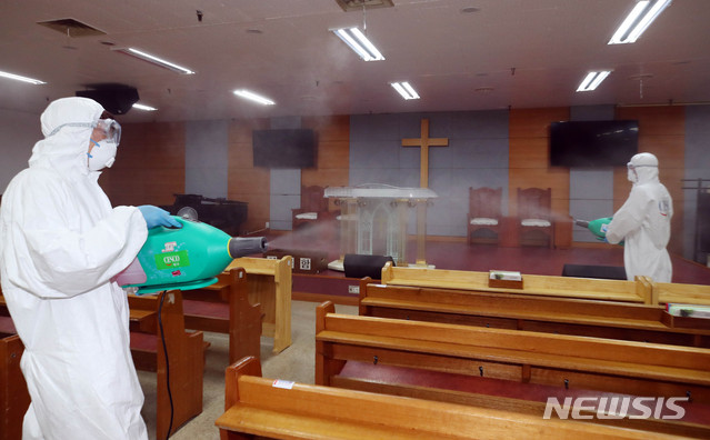 [서울=뉴시스] 장세영 기자 = 여의도순복음교회 코로나19 확진자 3명 발생한 다음날인 18일 오전 서울 여의도순복음교회를 방역담당자들이 방역 소독하고 있다. 2020.08.18.&nbsp; photothink@newsis.com