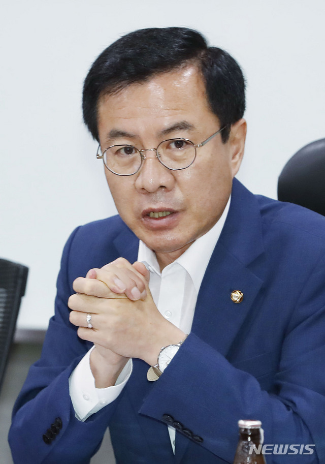 [서울=뉴시스] 최동준 기자 = 윤영덕 더불어민주당 의원이 18일 서울 여의도 국회의원회관에서 열린 '코로나19로 돌아보는 대학읜 현실 및 해결방안 토론회'에서 발언하고 있다. 2020.08.18.&nbsp; photocdj@newsis.com