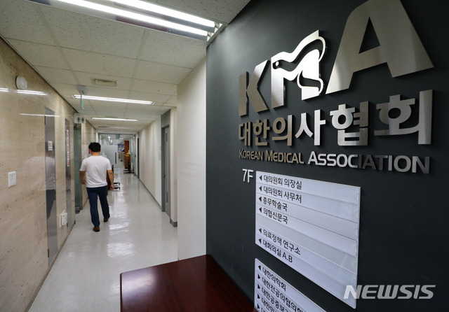 의협 "향후 2주간 거리두기 3단계로 올려야"