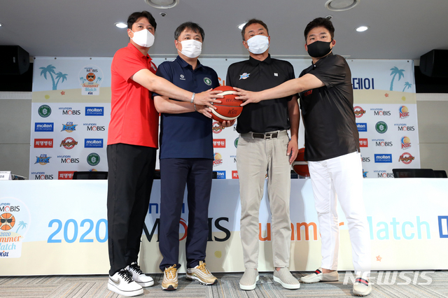 [서울=뉴시스] 이윤청 기자 = 서울 SK 문경은 감독(왼쪽부터), 원주 DB 이상범 감독, 전주 KCC 전창진 감독, 안양 KGC 김승기 감독이 18일 서울 강남구 KBL센터에서 열린 2020 프로농구 서머매치 미디어데이에서 기념촬영하고 있다. 2020.08.18. radiohead@newsis.com