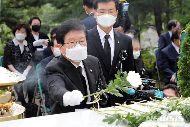 [서울=뉴시스] 국회사진기자단 = 박병석 국회의장이 18일 오전 서울 동작구 국립서울현충원에서 열린 고(故) 김대중 대통령 서거 11주기 추도식에서 헌화하고 있다. 2020.08.18.&nbsp;&nbsp; photo@newsis.com 