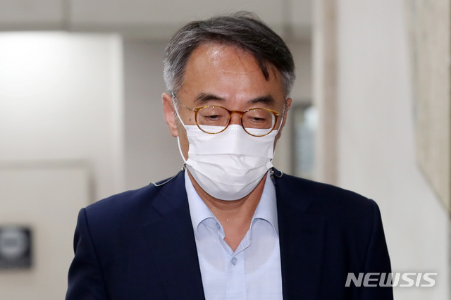 [서울=뉴시스] 이영환 기자 = '사법농단' 혐의로 재판을 받고 있는 임종헌 전 법원행정처 차장이 지난 8월 서울 서초구 서울중앙지방법원에서 열린 60차 공판에 출석하고 있다. 2020.08.18. 20hwan@newsis.com