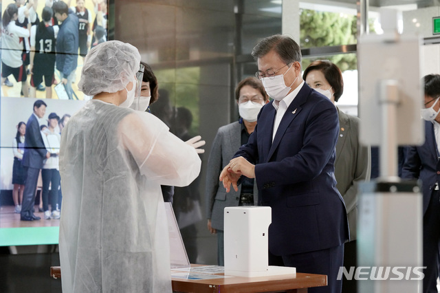 [서울=뉴시스]박영태 기자 = 문재인 대통령이 18일 슬기로운 ‘그린 스마트 스쿨’ 현장방문의 일환으로 서울 중구 창덕여자중학교를 방문하며 손 소독을 하고 있다. 2020.08.18. since1999@newsis.com