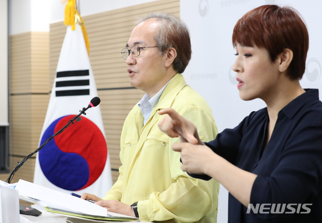 [청주=뉴시스]강종민 기자 = 권준욱 중앙방역대책본부 부본부장이 18일 오후 충북 청주 질병관리본부에서 신종 코로나바이러스 감염증(코로나19) 국내 발생 현황에 대해 브리핑하고 있다. 2020.08.18.&nbsp; ppkjm@newsis.com