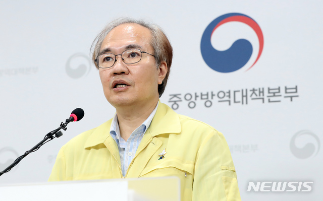 [청주=뉴시스]강종민 기자 = 권준욱 중앙방역대책본부 부본부장이 18일 오후 충북 청주 질병관리본부에서 신종 코로나바이러스 감염증(코로나19) 국내 발생 현황에 대해 브리핑하고 있다. 2020.08.18.&nbsp; ppkjm@newsis.com