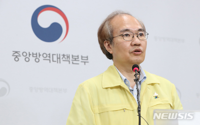 [청주=뉴시스]강종민 기자 = 권준욱 중앙방역대책본부 부본부장이 18일 오후 충북 청주 질병관리본부에서 신종 코로나바이러스 감염증(코로나19) 국내 발생 현황에 대해 브리핑하고 있다. 2020.08.18.&nbsp; ppkjm@newsis.com