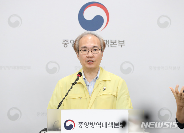 [청주=뉴시스]강종민 기자 = 권준욱 중앙방역대책본부 부본부장이 18일 오후 충북 청주 질병관리본부에서 신종 코로나바이러스 감염증(코로나19) 국내 발생 현황에 대해 브리핑하고 있다. 2020.08.18.&nbsp; ppkjm@newsis.com