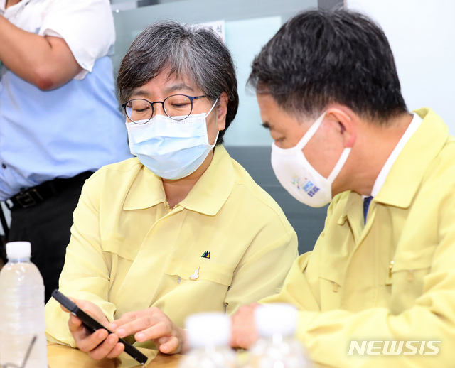 [청주=뉴시스]강종민 기자 = 박능후 보건복지부 장관과 정은경 질병관리본부장이 18일 오후 충북 청주 오송역에서 대화를 나누고 있다. 박 장관과 정 본부장은 이 자리에서 김태영 한국교회총연합회 대표회장과 간담회를 갖고 수도권 신종 코로나바이러스감염증(코로나19) 방역 조치강화 관련 교회 협조 방안 등을 논의했다. 2020.08.18.&nbsp; ppkjm@newsis.com