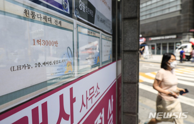 [서울=뉴시스] 박민석 기자 = 주택임대차보호법 시행 이후 전세 매물 품귀, 가격 폭등이 계속되는 18일 서울 강북 지역의 한 공인중개사무소 입구에 전세 매물 관련 내용이 부착돼 있다. 2020.08.18. mspark@newsis.com