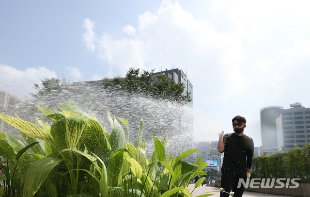 [서울=뉴시스] 조수정 기자 = 장마가 끝나고 전국 대부분 지역에 폭염 특보가 내린 가운데 18일 오후 서울시청 앞에서 관계자가 화단에 물을 뿌리고 있다.&nbsp; 2020.08.18.&nbsp; chocrystal@newsis.com
