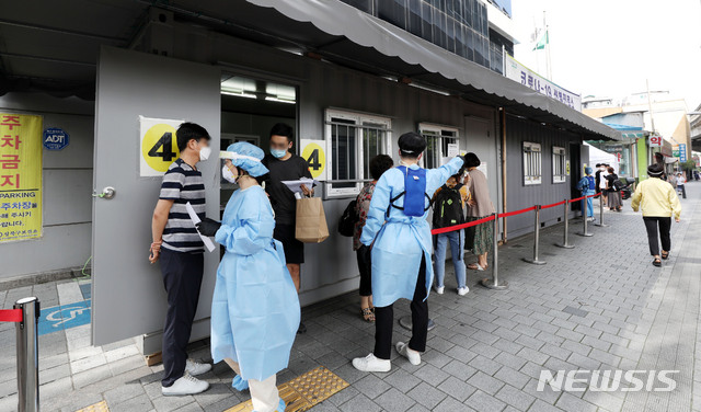 [서울=뉴시스]홍효식 기자 = 방역당국이 사랑제일교회 관련 신종 코로나바이러스 감염증(코로나19) 누적 확진자가 총 457명이라고 밝힌 18일 오후 서울 성북구 보건소 앞에 마련된 선별진료소에서 시민들이 코로나19 검사를 받기 위해 접수를 기다리고 있다. 2020.08.18. yesphoto@newsis.com