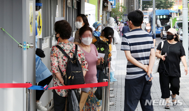 [서울=뉴시스]홍효식 기자 = 방역당국이 사랑제일교회 관련 신종 코로나바이러스 감염증(코로나19) 누적 확진자가 총 457명이라고 밝힌 18일 오후 서울 성북구 보건소 앞에 마련된 선별진료소에서 시민들이 코로나19 검사를 받기 위해 접수를 기다리고 있다. 2020.08.18.&nbsp; yesphoto@newsis.com