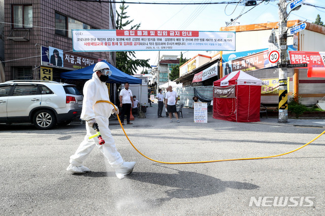 [서울=뉴시스]김병문 기자 = 장위동 상인, 주민, 공무원 등이 18일 오후 서울 성북구 장위2동 사랑제일교회 인근 도로에서 합동 방역을 하고 있다. 2020.08.18.   dadazon@newsis.com