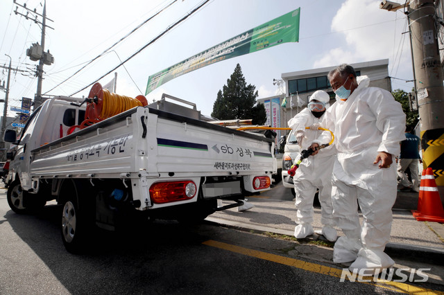 [서울=뉴시스]김병문 기자 = 장위동 상인, 주민, 공무원 등이 18일 오후 서울 성북구 장위2동 사랑제일교회 인근 도로에서 합동 방역을 준비하고 있다. 2020.08.18.&nbsp; dadazon@newsis.com