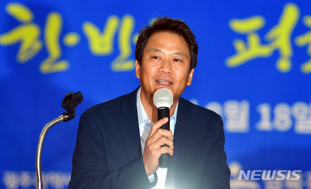 [광주=뉴시스] 류형근 기자 = 18일 오후 광주 남구 남구청사 7층 회의실에서 열린 남구-남북경제문화협력재단 협약식에서 임종석 협력재단 이사장이 인사말을 하고 있다. 2020.08.18.&nbsp; hgryu77@newsis.com