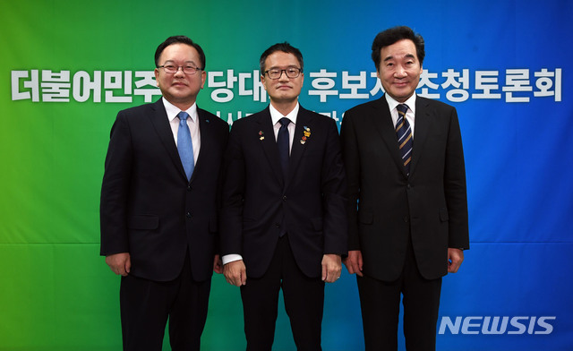 [서울=뉴시스] 국회사진취재단 = 더불어민주당 당대표 경선에 출마한 김부겸(왼쪽부터), 박주민, 이낙연 후보가 18일 오후 서울 양천구 CBS사옥에서 진행된 CBS 라디오 ‘시사자키 정관용입니다’ 에 출연, 방송토론회 전 포즈를 취하고 있다. 2020.08.18. photo@newsis.com