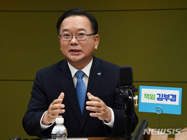 [서울=뉴시스] 국회사진취재단 = 더불어민주당 당대표 경선에 출마한 김부겸 후보가 18일 오후 서울 양천구 CBS사옥에서 진행된 CBS 라디오 ‘시사자키 정관용입니다’ 에 출연, 발언을 하고 있다. 2020.08.18.  photo@newsis.com